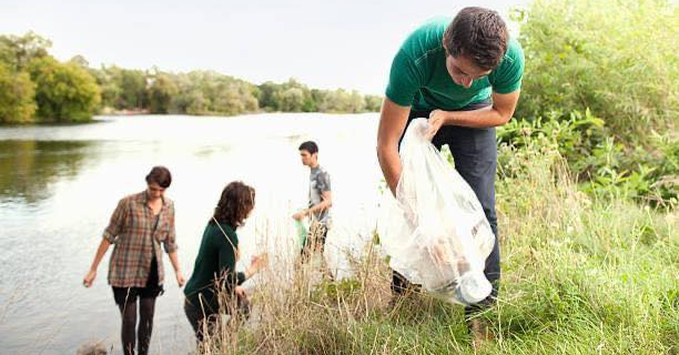 Ramassages des déchets sur les bords de marne